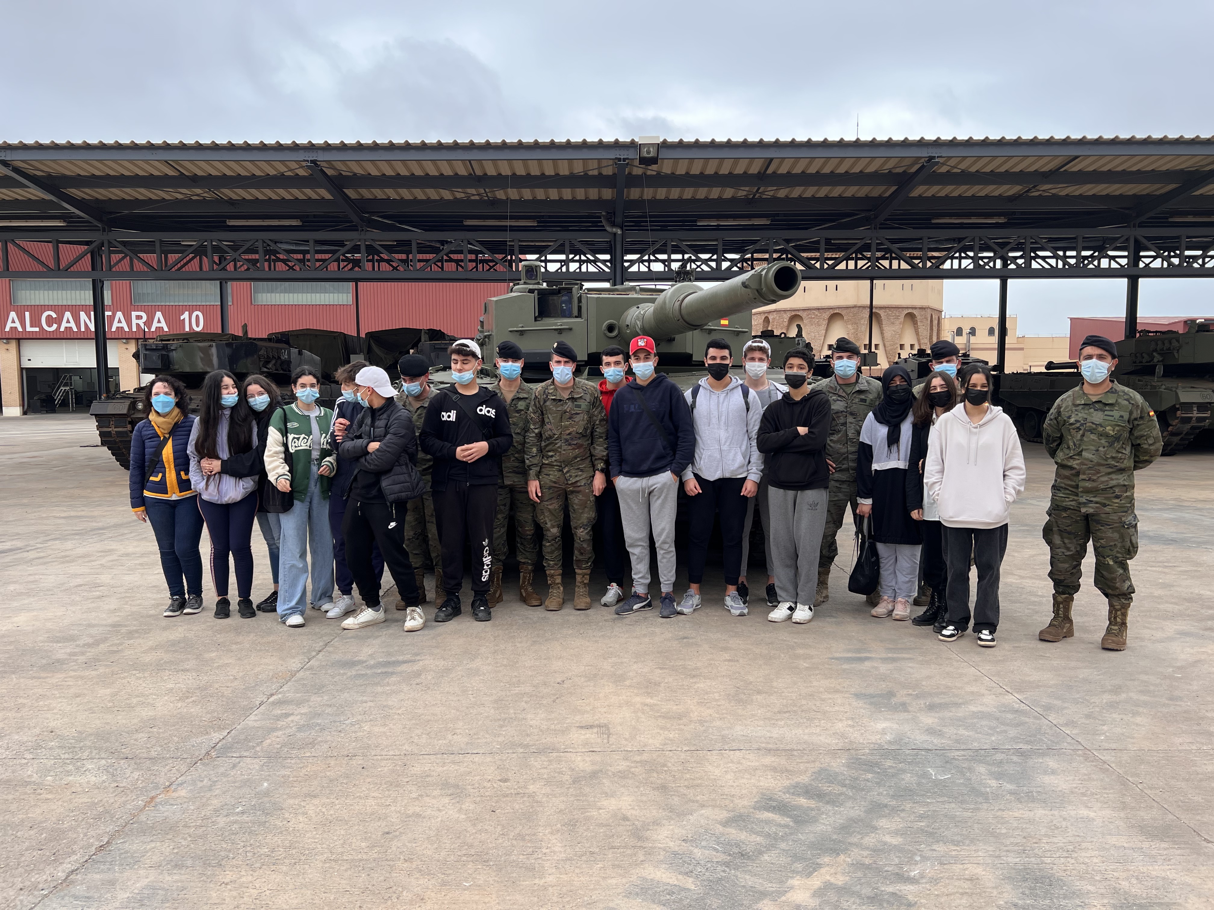 Alumnos de 1.º de bachillerato y de 3º de la ESO de visita a la Base Alfonso XIII, con motivo de su participación en el Concurso de Enseñanza Escolar del Ejército de Tierra 2022.
