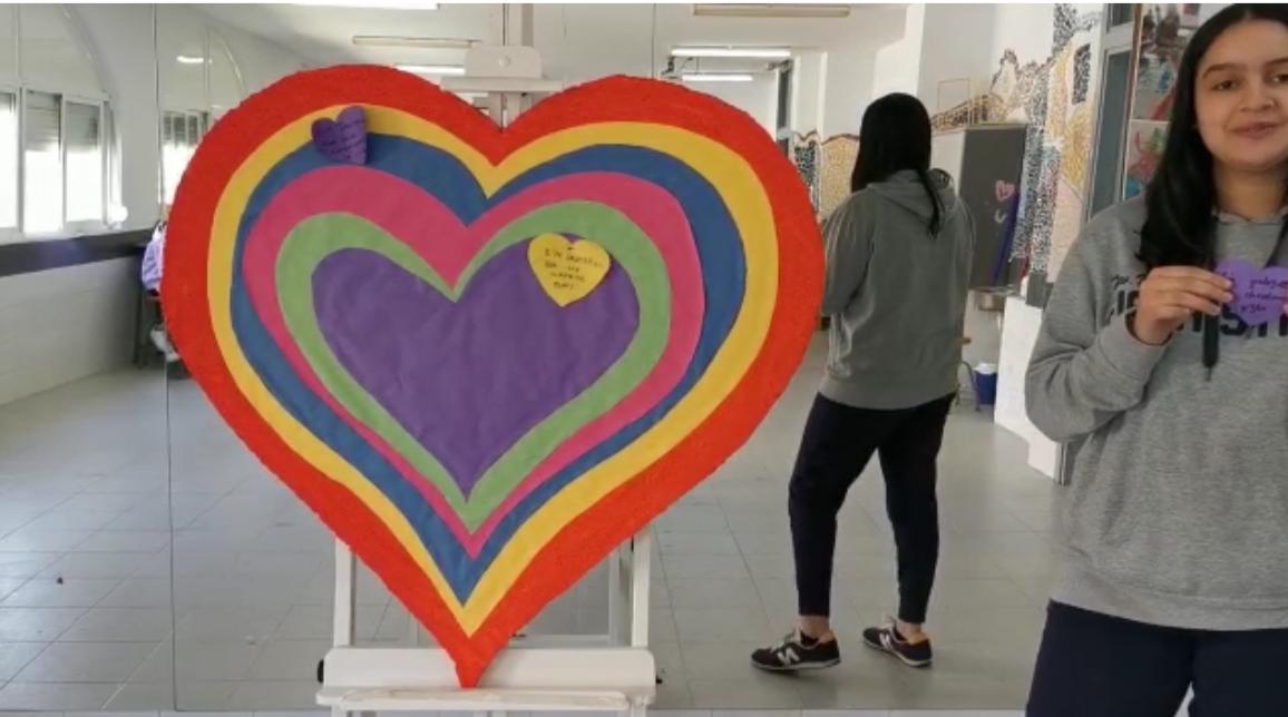 Alumnos de ArteRusadir contra la LGTBI fobia confeccionan un magnífico corazón solidario.