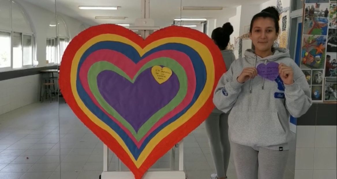 Alumnos de ArteRusadir contra la LGTBI fobia confeccionan un magnífico corazón solidario.